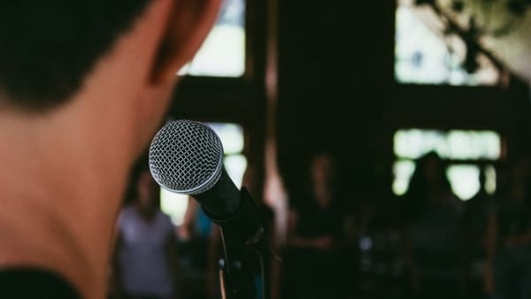 How to speak in public with confidence.